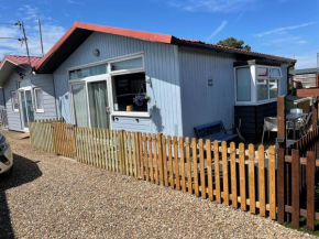 Pebbles 144 South Shore 2 bed chalet 2 dog friendly, sleeps 4